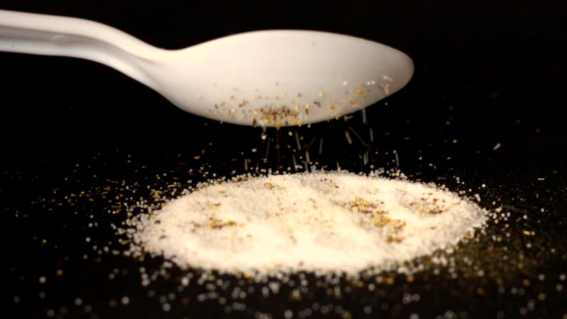 Watch pepper act like a magnet magnetic pepper